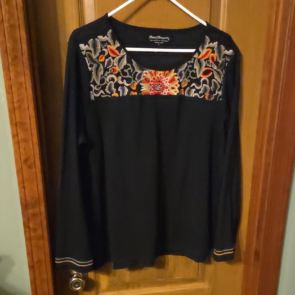 😃Host Pick😃Norm Thompson Black Top with Colorful Embroidery